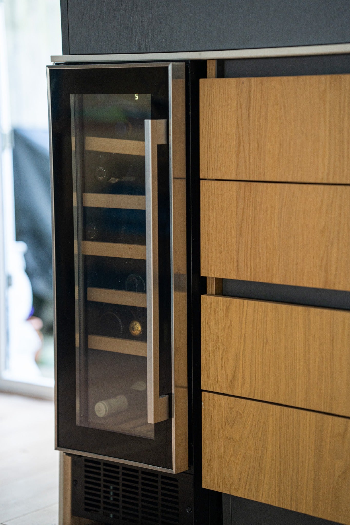 Integrated wine cooler detail by LUMANTÈA